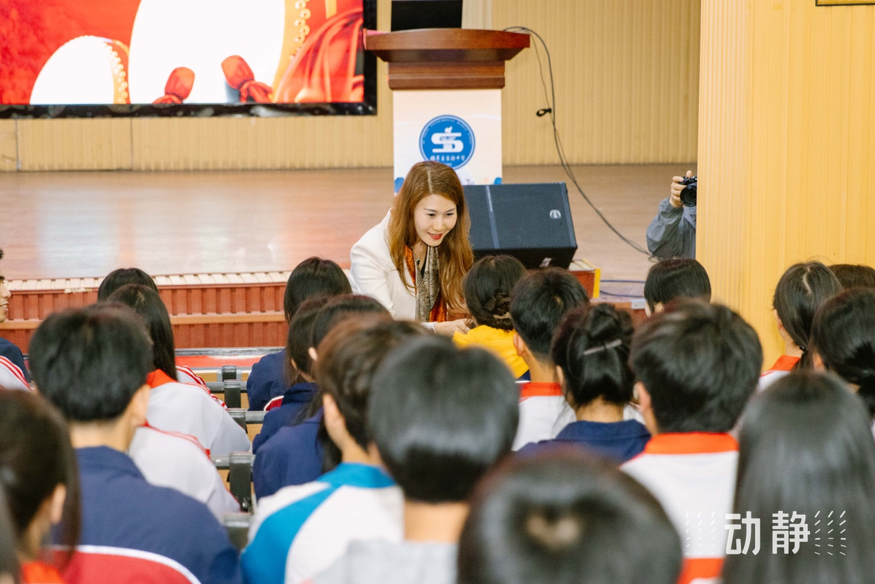 广州市番禺区市桥医院医生樊荣亮在与同学们交流"我们来开展的,不是一