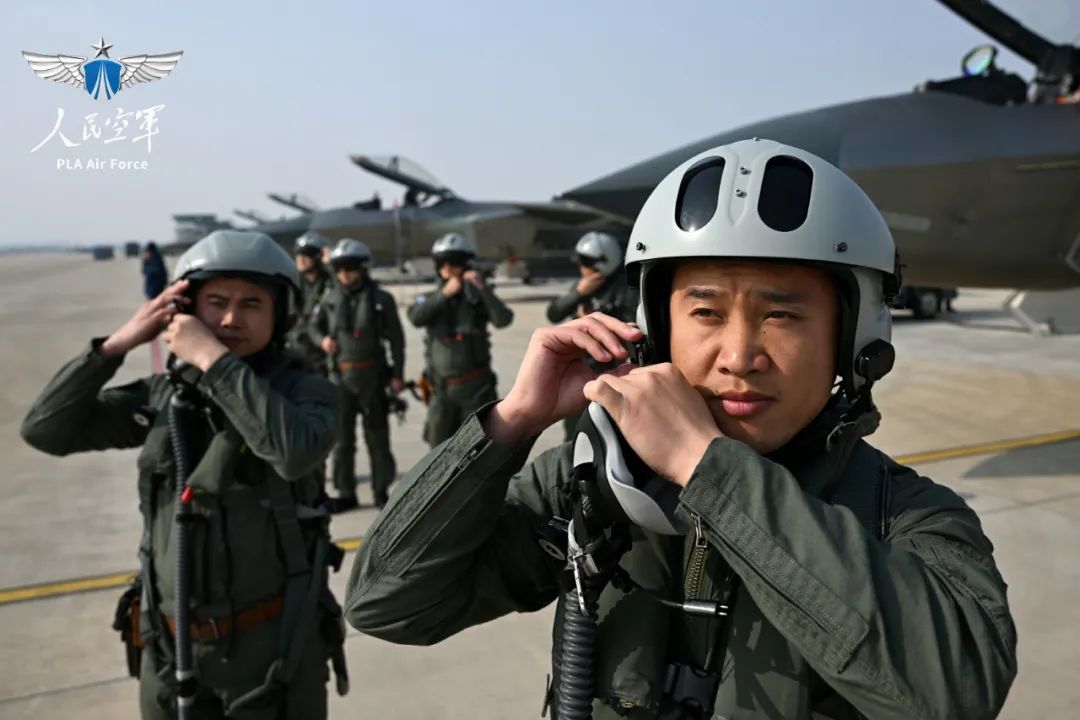 空军”王海大队“飞行训练归来。余红春 摄