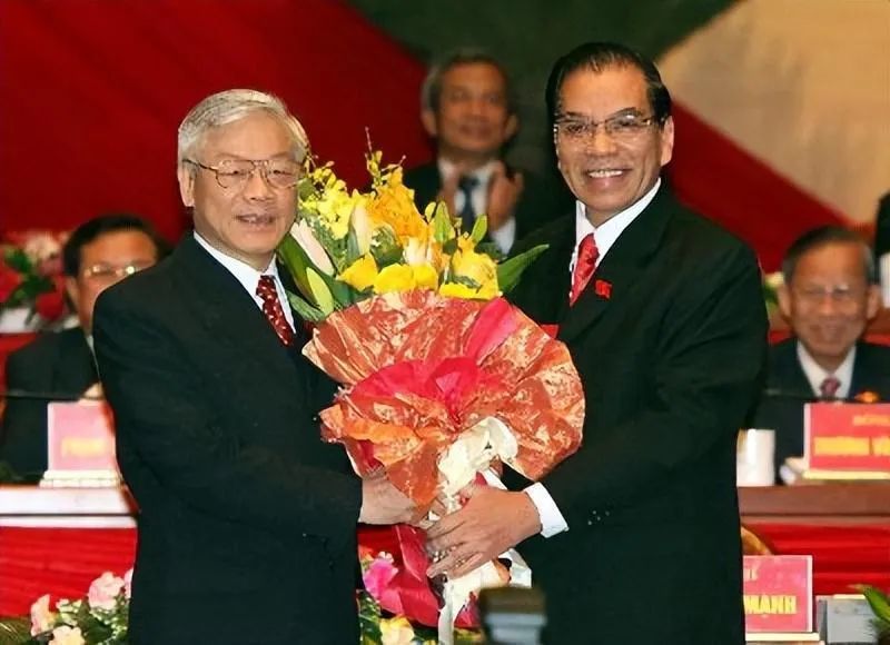 ◆2011年1月19日,越共十一大闭幕,刚刚卸任的农德孟向新任总书记阮富仲献花祝贺。
