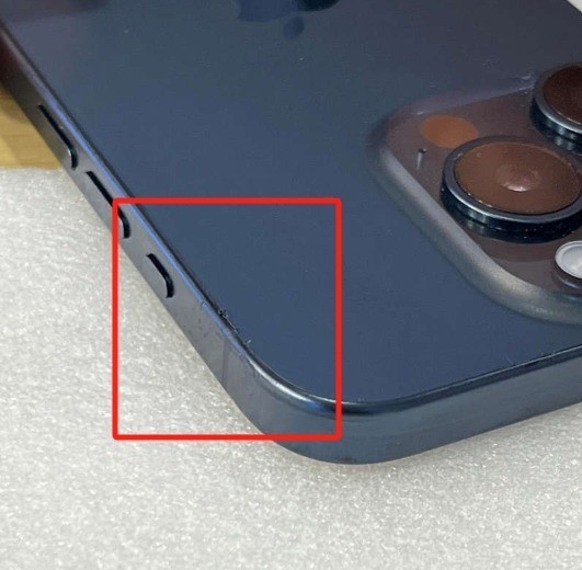 苹果 iPhone 15 Pro 被曝后玻璃盖板粘合剂渗出,引发用户担忧