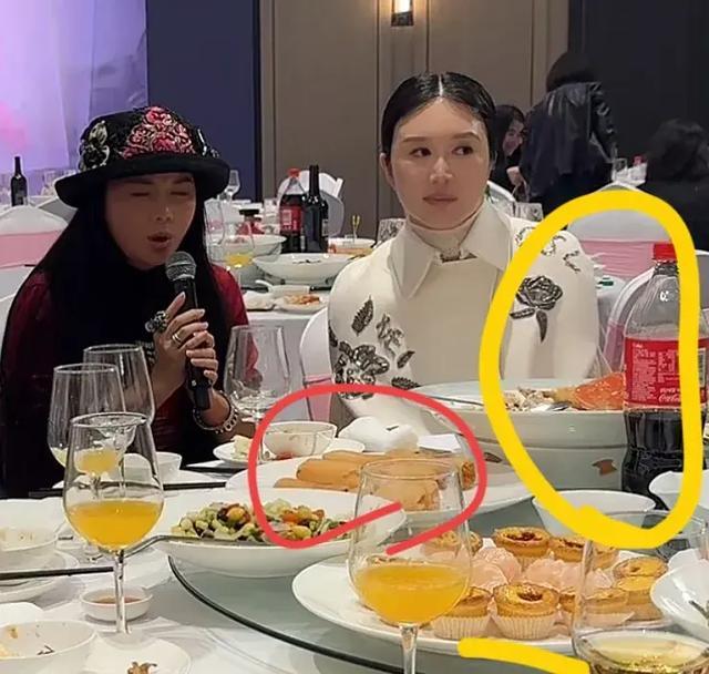 张纪中女儿满月宴直播带货，杜星霖全程黑脸，餐厅地址被扒太离谱