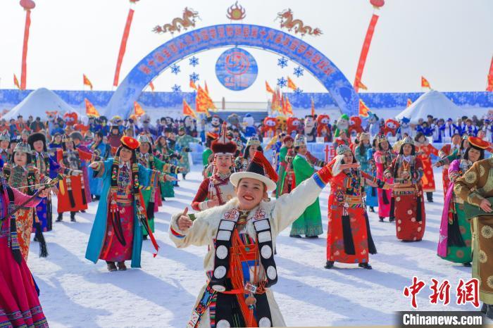 身着精美民族服饰的非遗传承人和民间艺人在表演国家级非物质文化遗产，蒙古族萨吾尔登舞蹈。杨辈兰 摄