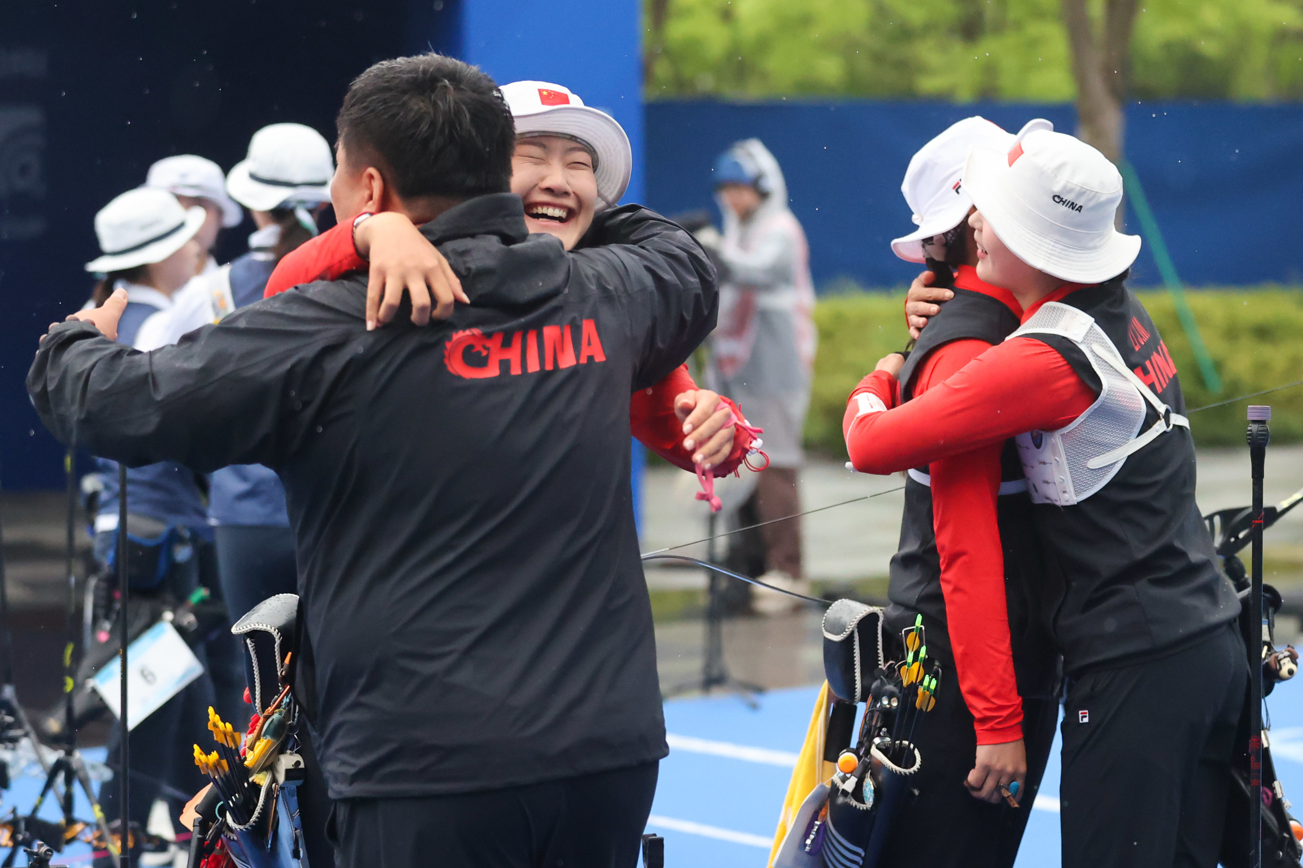 4月28日，中国队选手和教练在获胜后拥抱庆祝。新华社记者 王翔 摄