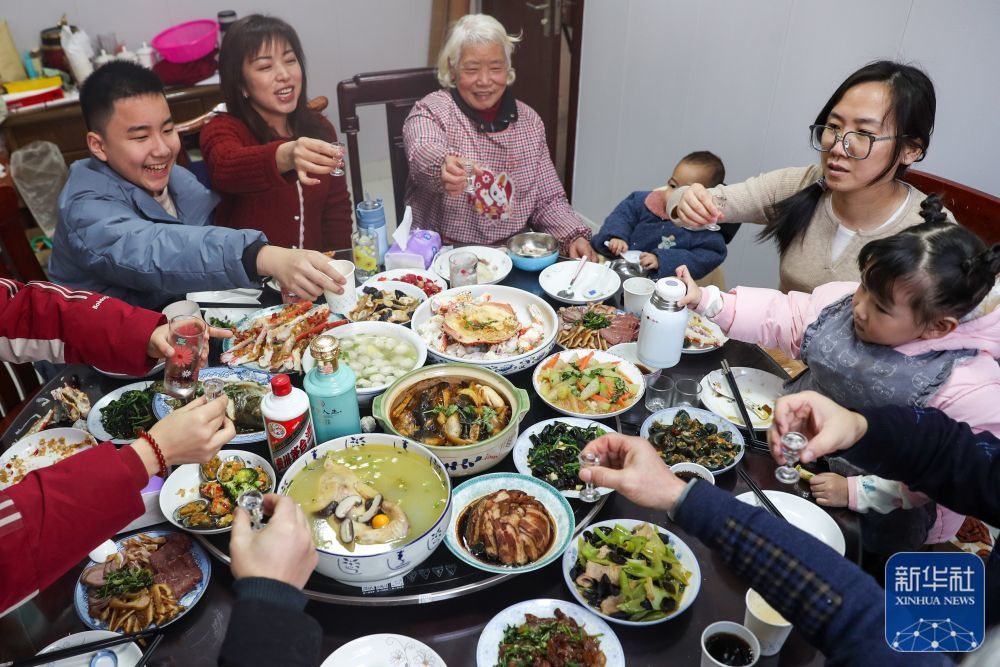 2月9日,江苏省扬州市邗江区荷叶小区一户人家在吃年夜饭