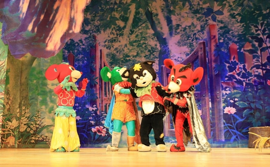 1月31日，南京丑小鸭剧团为喷鼻河的孩子们送上了一场出色的女童剧上演。 河南日报忘者 刘英摄