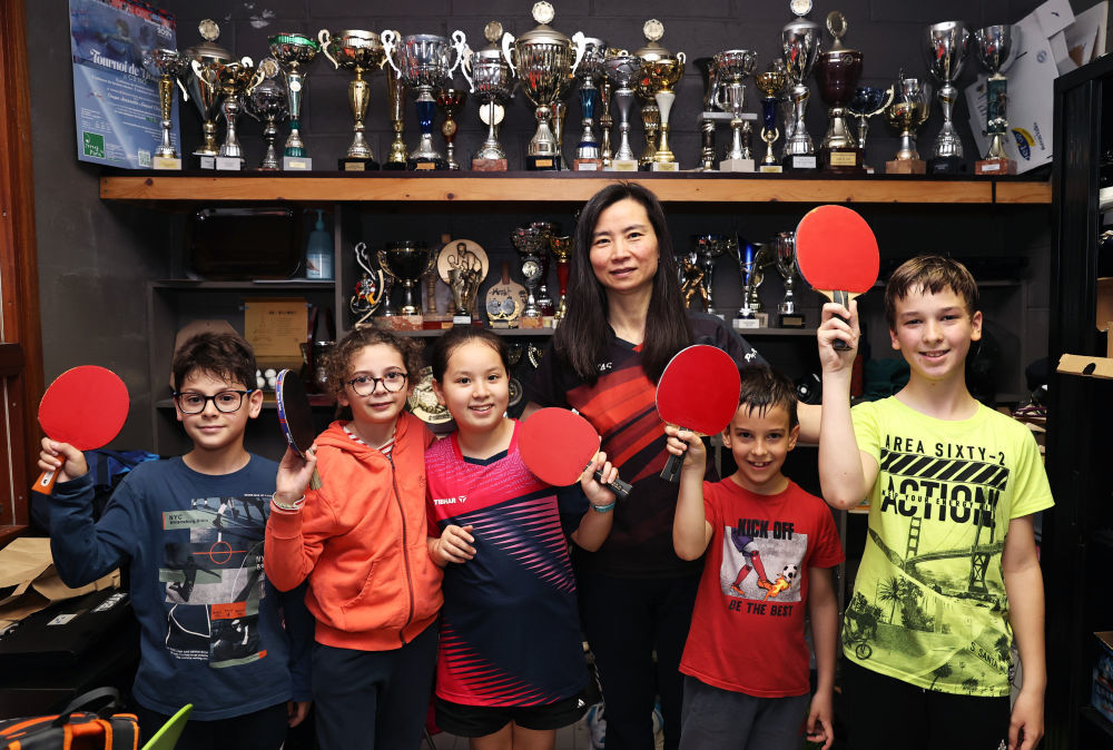 2024年6月19日，在法国巴黎十三区乒乓球俱乐部，刘芳（右三）和学生们合影留念。