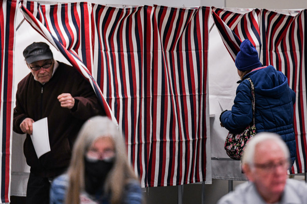 1月23日，选民在美国新罕布什尔州曼彻斯特市一处投票站参加共和党初选投票。新华社发（朱子于摄）
