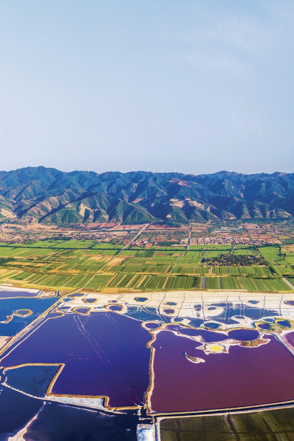 中条山下的运城“七彩盐湖”。 运城市委网信办 供图