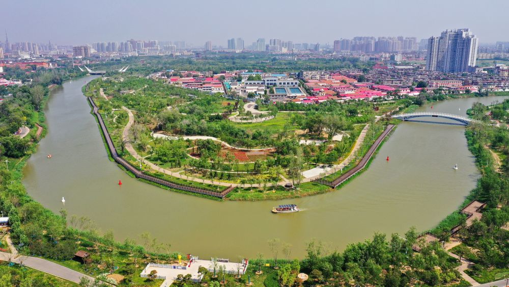 2023年5月6日在河北沧州拍摄的京杭大运河河道。