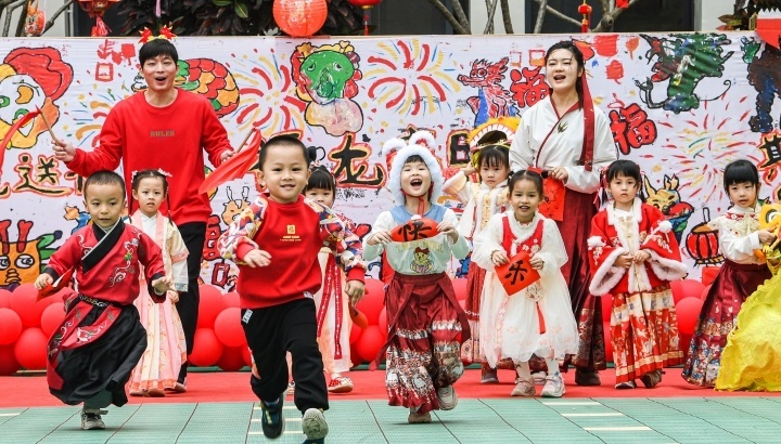 孩子们在幼儿园体验庙会活动