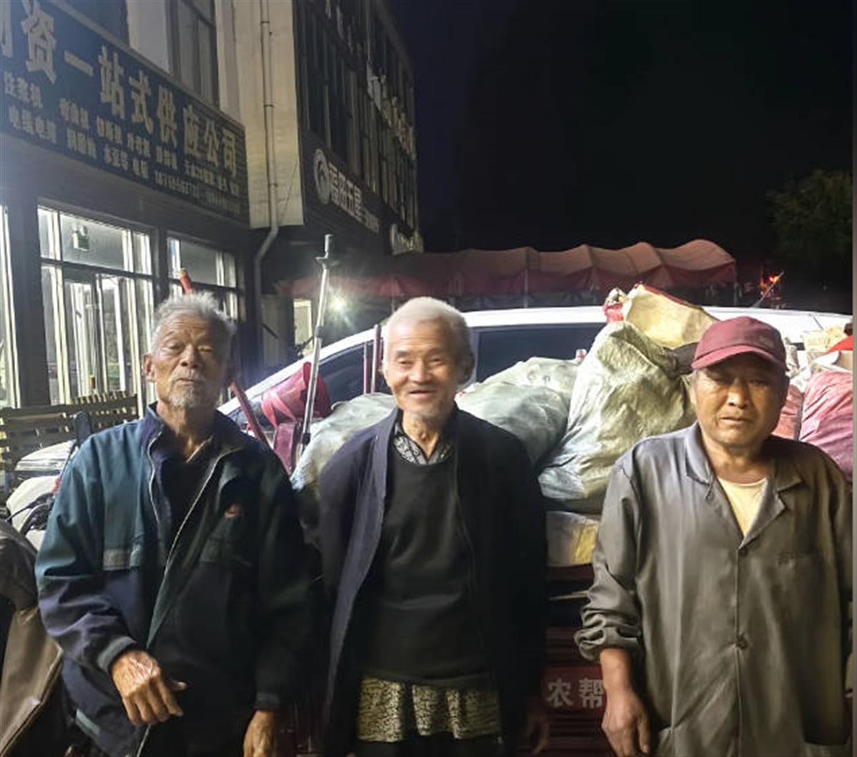 旅行归来合影