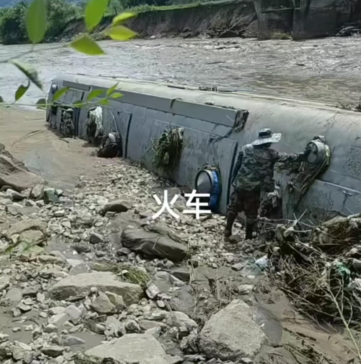 火车车厢倒在河岸边（图源：视频截图）