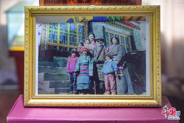 ▲草原英雄布德故居内景·布德同志家庭合影。中国网记者郑伟摄
