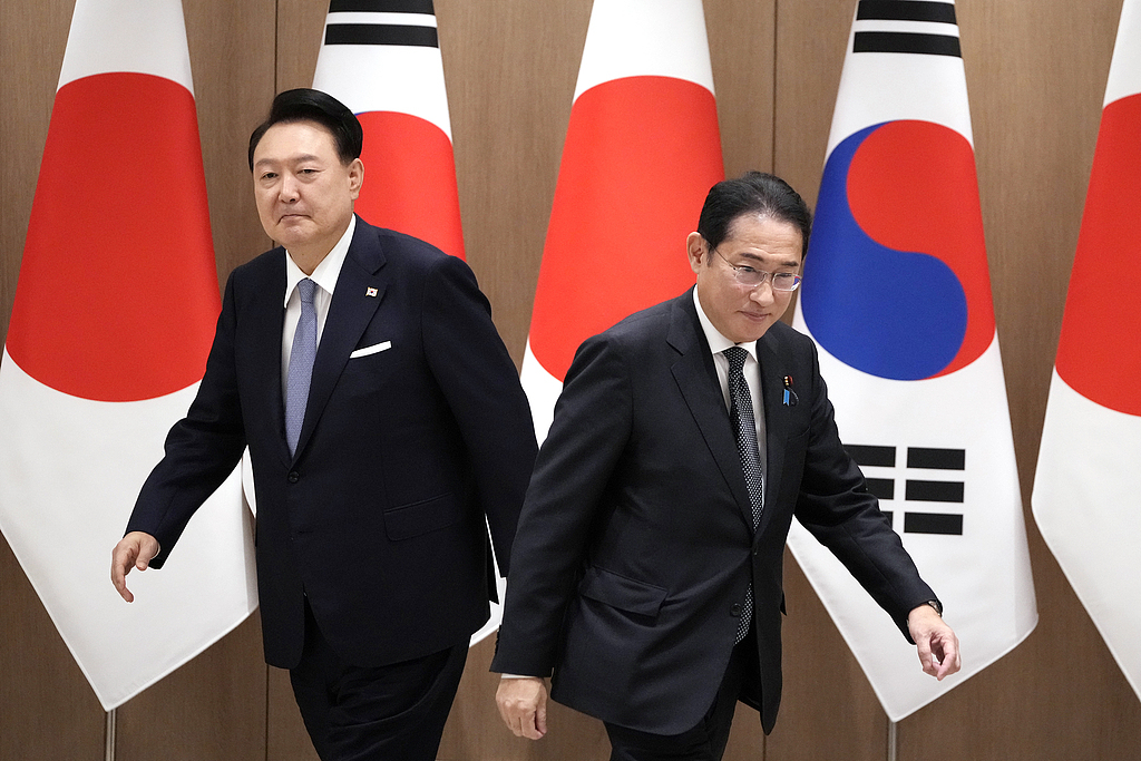 当地时间2024年9月6日,韩国首尔,韩国总统尹锡悦(左)和日本首相岸田文雄在总统府会议上走向各自的座位。视觉中国 资料图