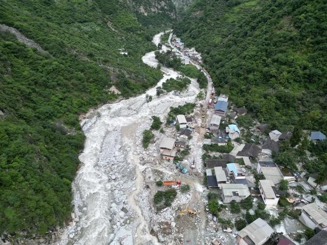 抢险救援部门在日地村救援现场。图/澎湃新闻