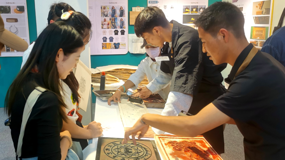 观众现场用藏纸体验拓印。新华社记者 魏冠宇 摄