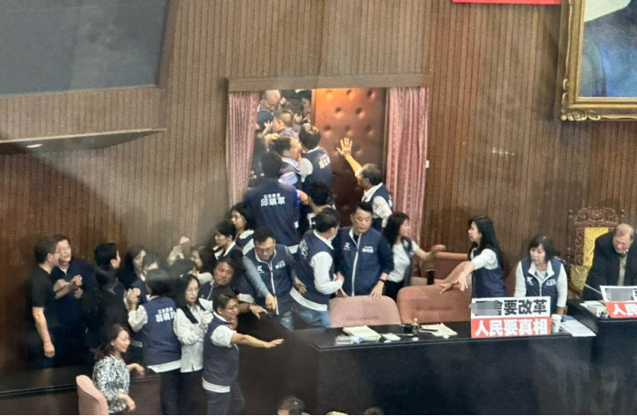 抢占议场大门的目的,是为能首先抢进议场,进而抢到“优先排案权”。