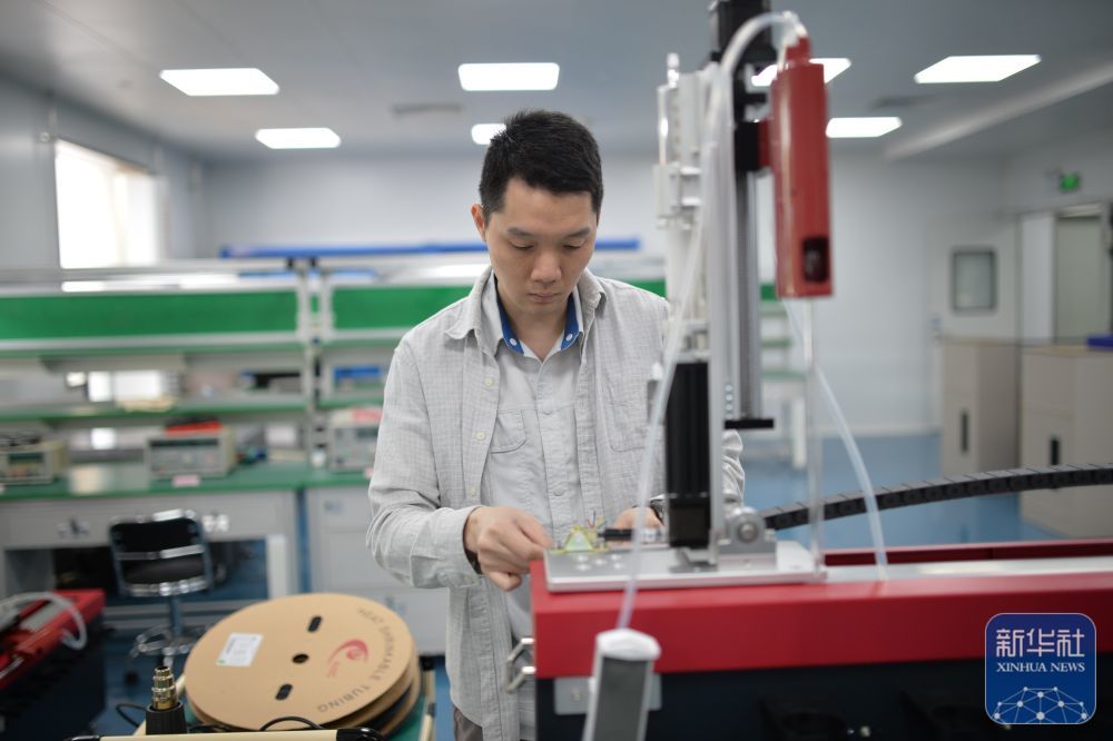 5月17日，科研人员在位于广东省佛山市的广东省科学院精密仪器中试平台工作。
