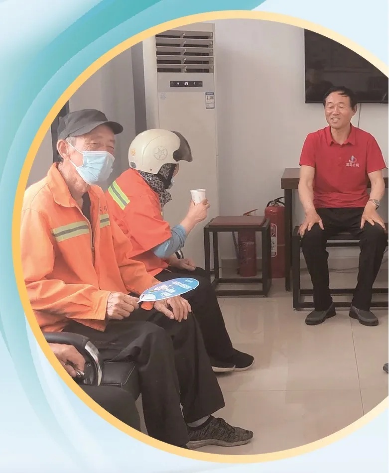 6月10日，山东省滨州市环卫工人在休息室纳凉。王文琪 摄