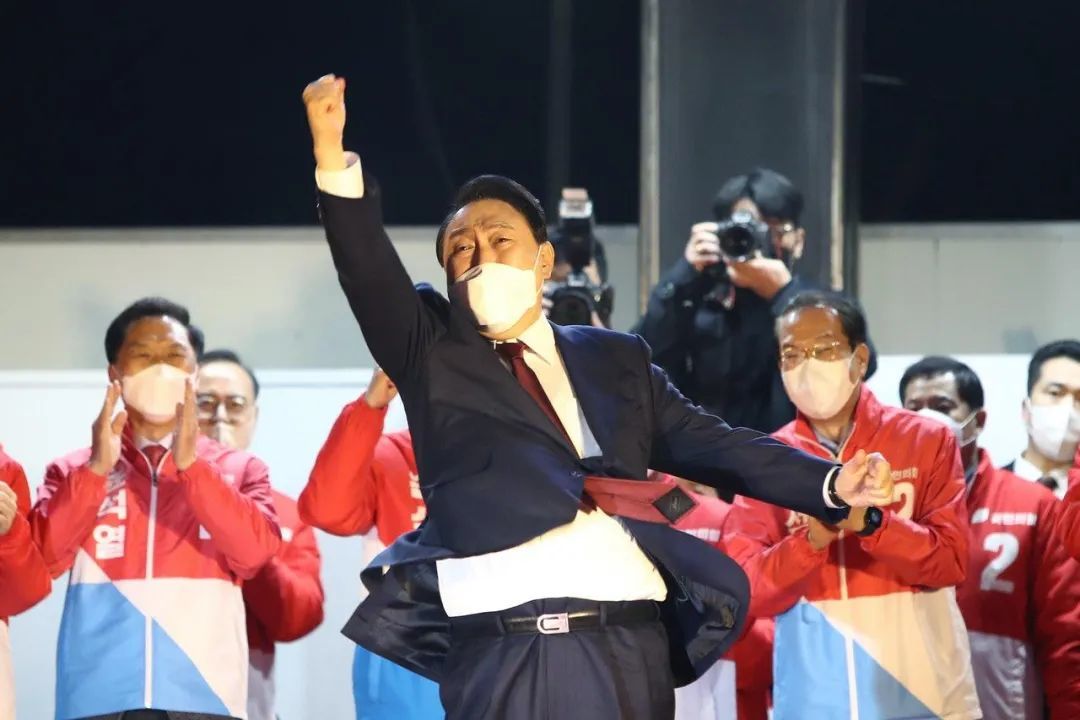 ◆2022年3月10日,尹锡悦当选总统后,在首尔的国民力量党总部与支持者一起庆祝。