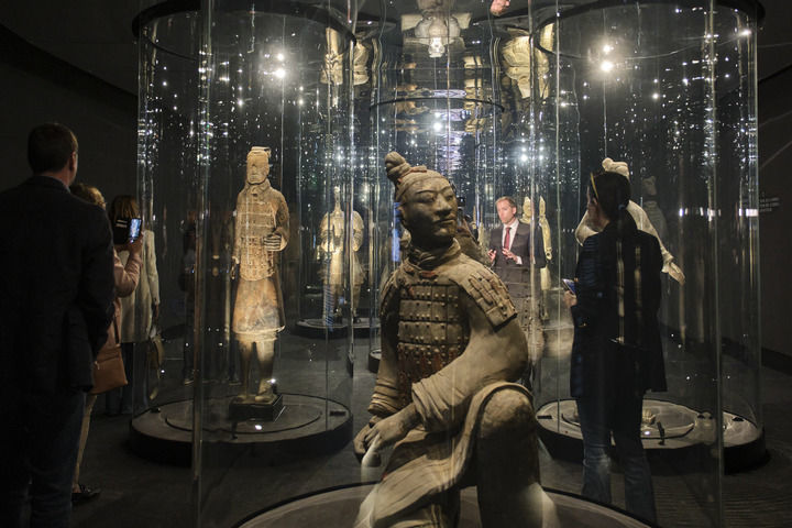 2023年3月28日，观众在西班牙阿利坎特参观“中国秦汉文明的遗产”展览。新华社记者 孟鼎博 摄