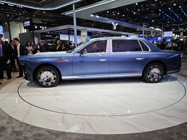 红旗金葵花品牌发布:国雅、国礼、国耀三车齐亮相