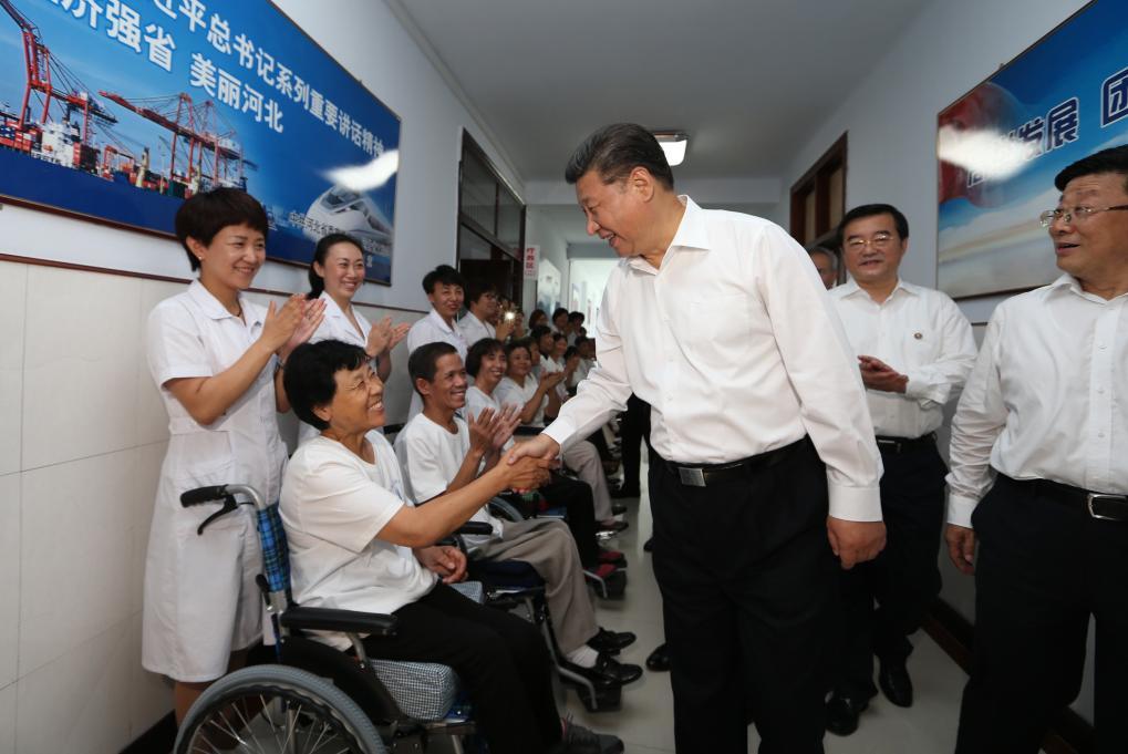 2016年7月28日，习近平总书记在唐山市截瘫疗养院看望慰问截瘫伤员。新华社记者 兰红光 摄