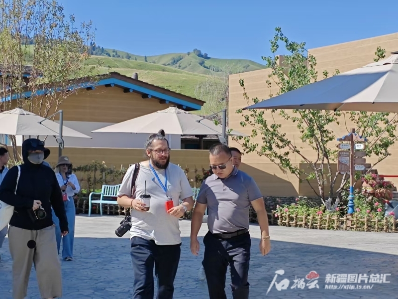 土耳其媒体人士在那拉提拈花湾哈茵赛民族风情度假村进行采访。石榴云/新疆日报记者 宋海波摄