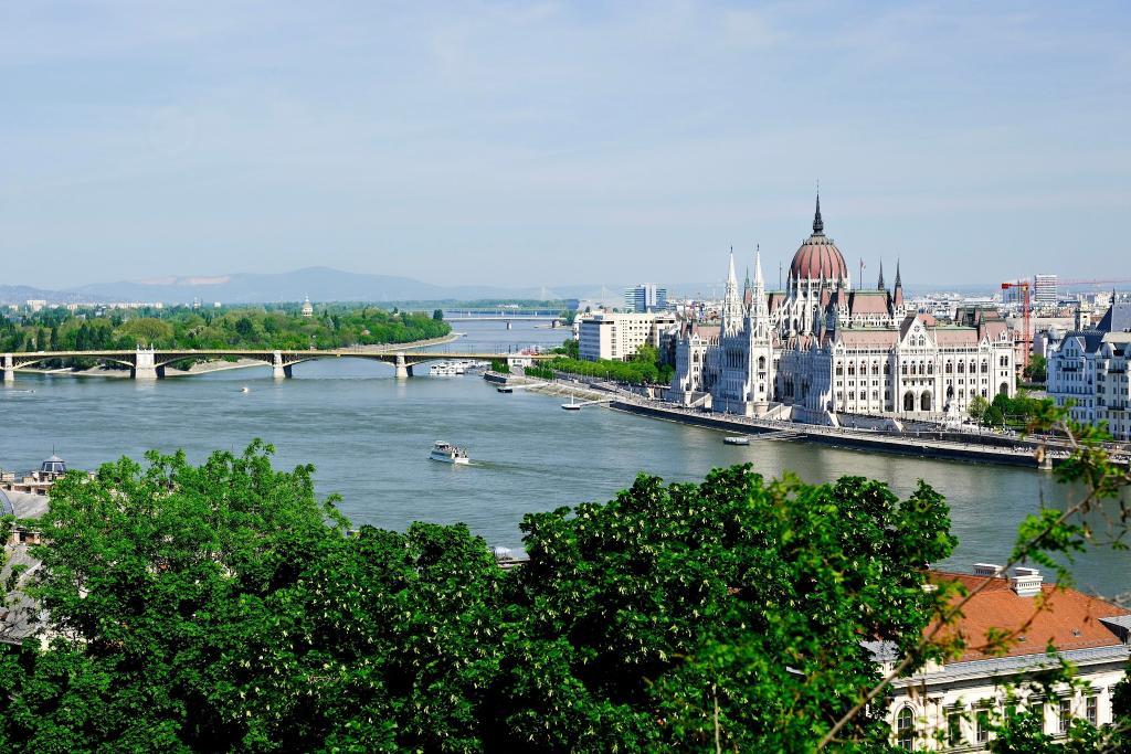 匈牙利布达佩斯的国会大厦与多瑙河（2024年4月13日摄）。新华社记者郑开君摄