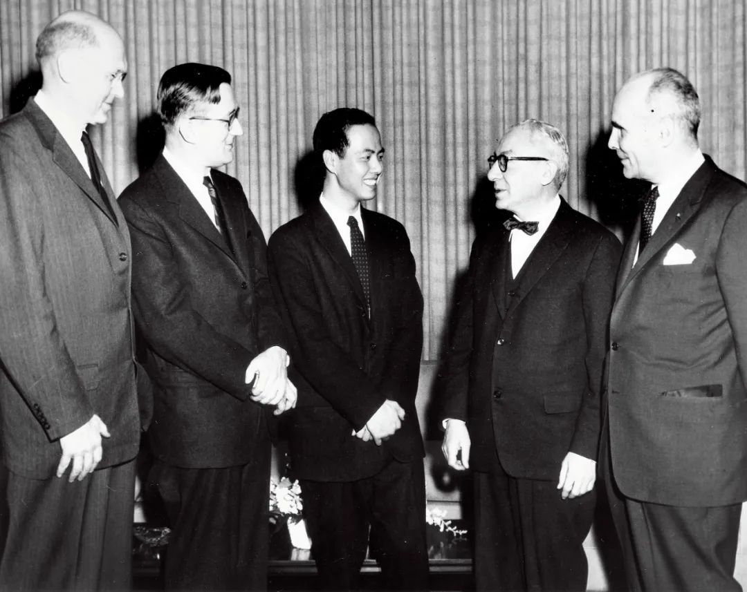1957年,哥伦比亚大学男教师俱乐部的迪金森·理查兹(左一)、波利卡普·库施(左二)、伊西多·拉比(右二)和安德烈·库尔南(右一),送李政道(中)领取诺贝尔奖。图/美国物理学会