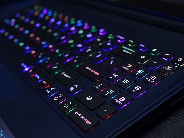 上手体验微星绝影16 AI Studio 2024:做工精湛 性能强悍的AI PC