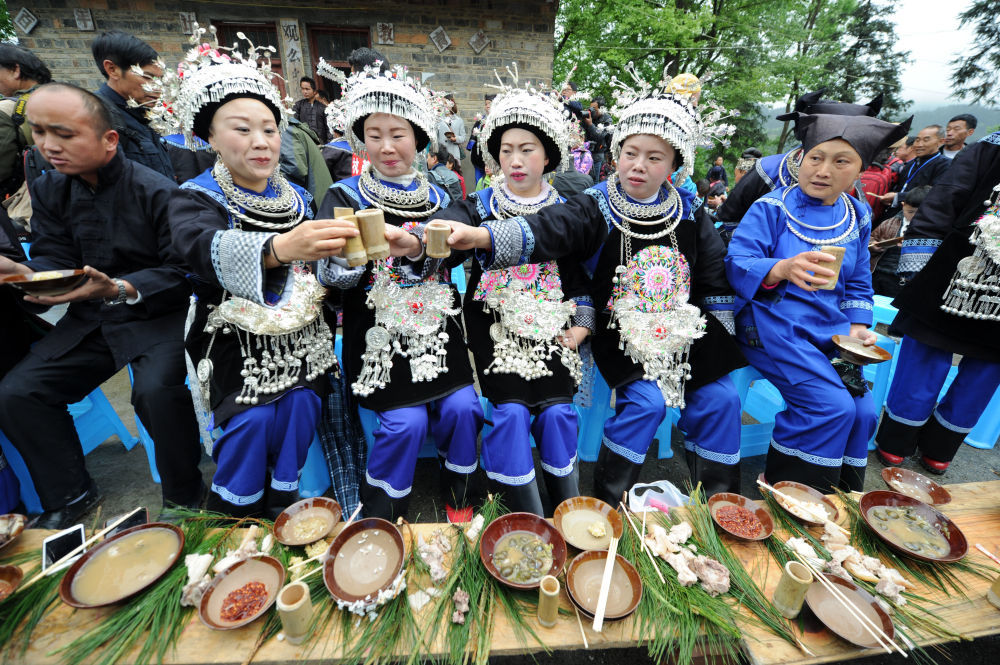 在贵州省黔东南苗族侗族自治州举行的“三月三”文化节期间，苗族同胞在一起吃长桌宴（2018年4月14日摄）新华社记者 杨文斌 摄。