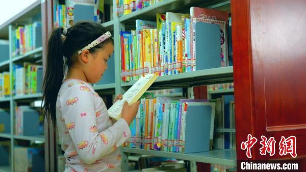春节期间，新疆和田市市民在图书馆遨游在知识的海洋，给自己充电加油，开开心心过大年。吴旭庆 　摄