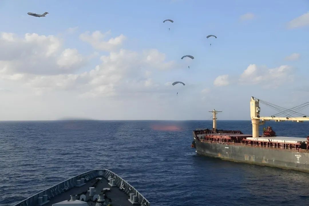 就在索马里海盗眼前，C-17实施了精准空投