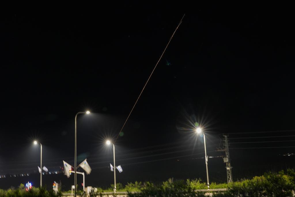 这是4月14日凌晨在以色列北部城市谢莫纳拍摄的以色列防空系统启动拦截的画面。新华社发（阿亚尔·马戈林摄/基尼图片社）