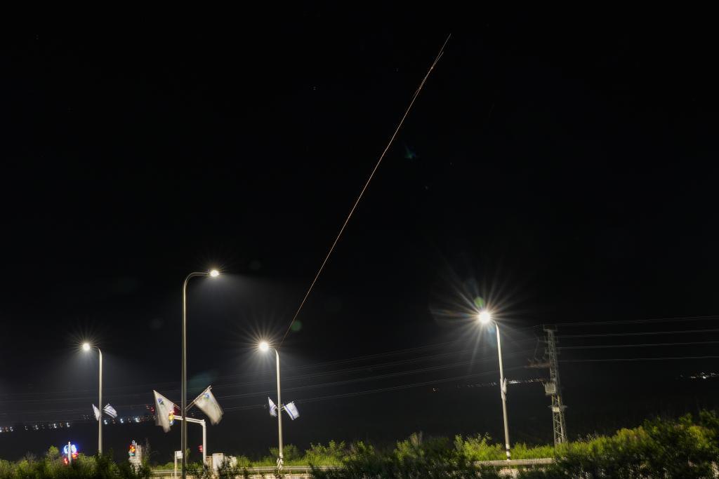 这是4月14日凌晨在以色列北部城市谢莫纳拍摄的以色列防空系统启动
