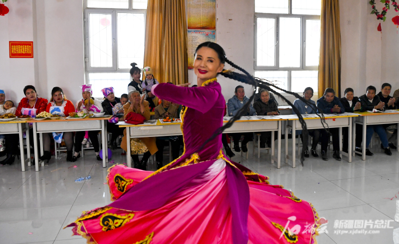 和田地区皮山县木奎拉乡康达库勒村妇女在表演歌舞(拍摄于2023年3月)。石榴云/新疆日报记者 拍热扎提·阿不都 摄