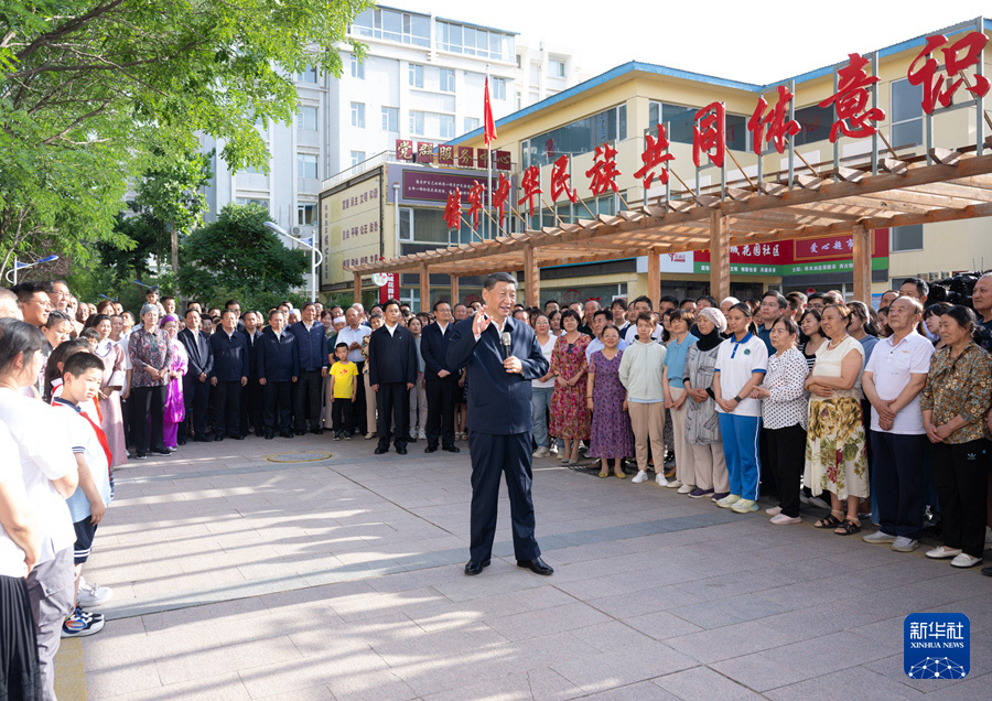 6月19日下午，习近平总书记在银川市金凤区长城花园社区考察时，同社区居民亲切交流。