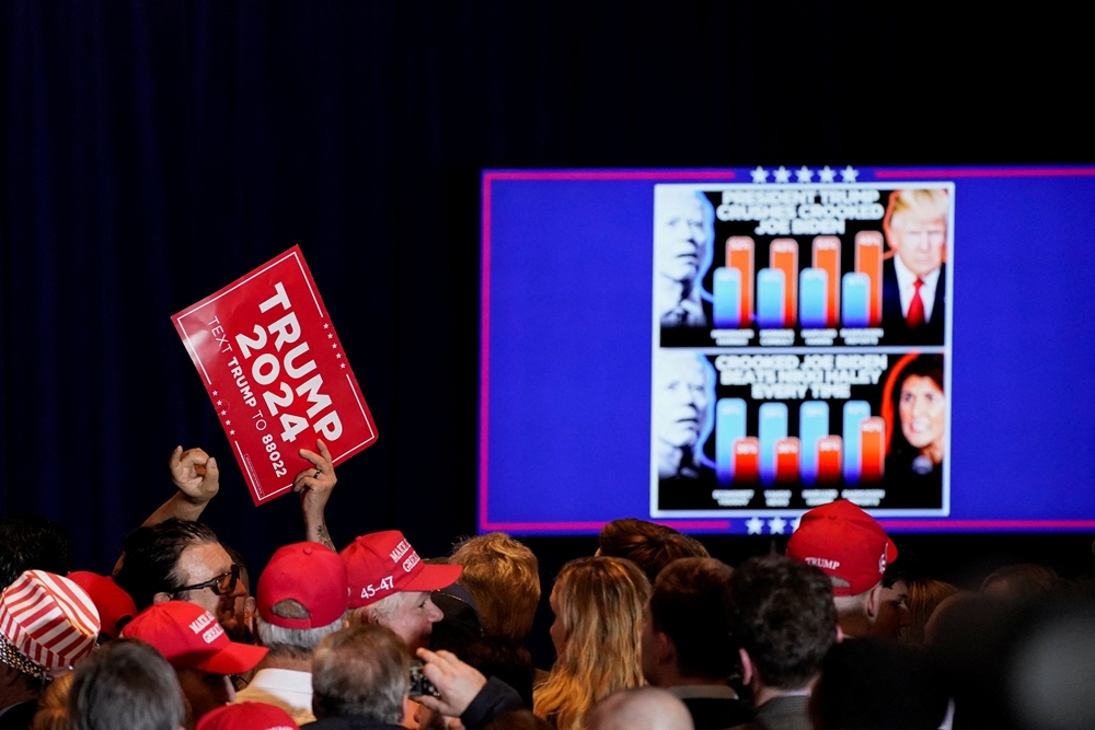 特朗普在新罕布什尔州的初选中获胜，支持者高举标语（图片来源：ICphoto）