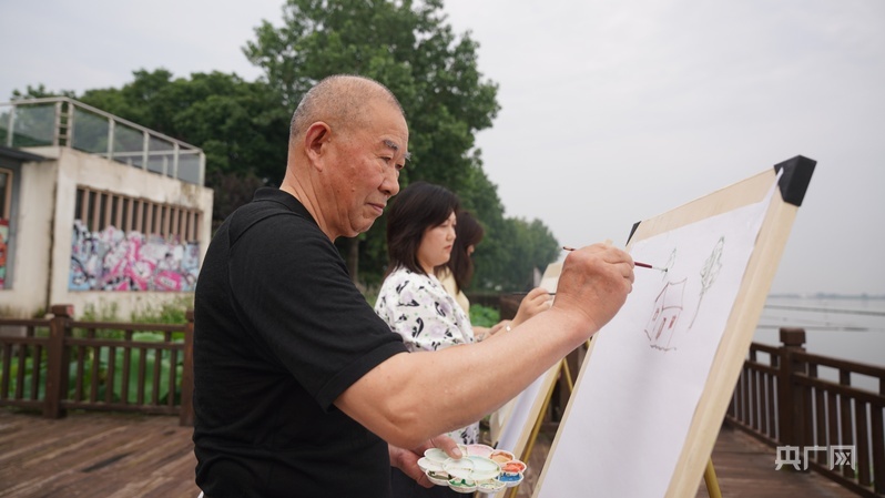 油车港农民作画（央广网记者 尚天宇 摄）