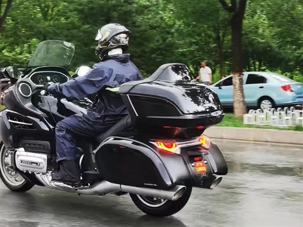 水平对置8缸发动机+8 档DCT:长城灵魂摩托实车曝光