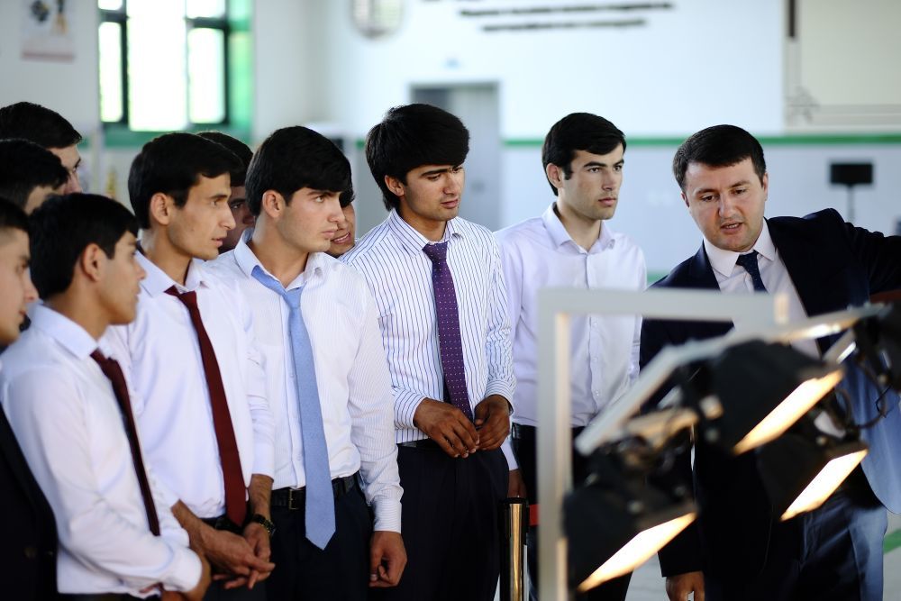 ↑6月14日，学生们在塔吉克斯坦首都杜尚别的鲁班工坊内听塔方老师讲解。