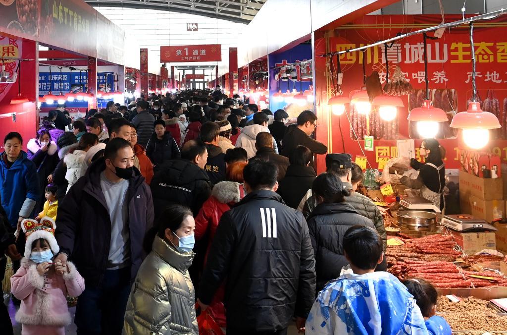 1月27日，市民在第19届西安年货节上选购商品。新华社记者 邹竞一 摄