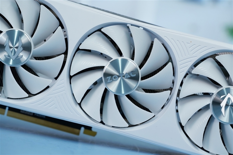 超静音的白色显卡!索泰RTX 4070 Ti SUPER TRINITY OC月白评测: 罕见高频率