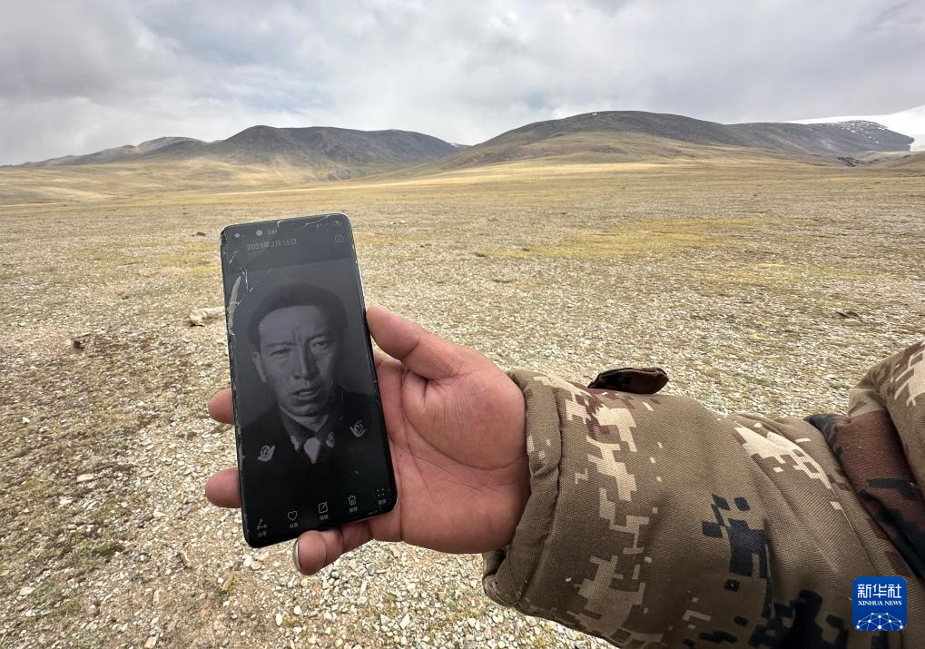 6月15日，格桑伦珠向记者展示他手机中珍藏的罗布玉杰的照片。新华社记者 费茂华 摄