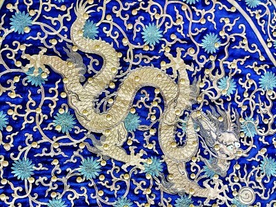 修复后的清蓝缎平金龙铜钉棉甲下裳行龙 沈阳故宫博物院提供