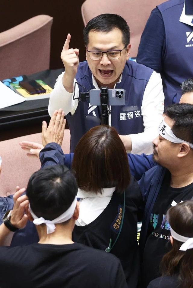被邱议莹打耳光,罗智强提告:台湾人愤怒的巴掌会打在民进党脸上_凤凰网