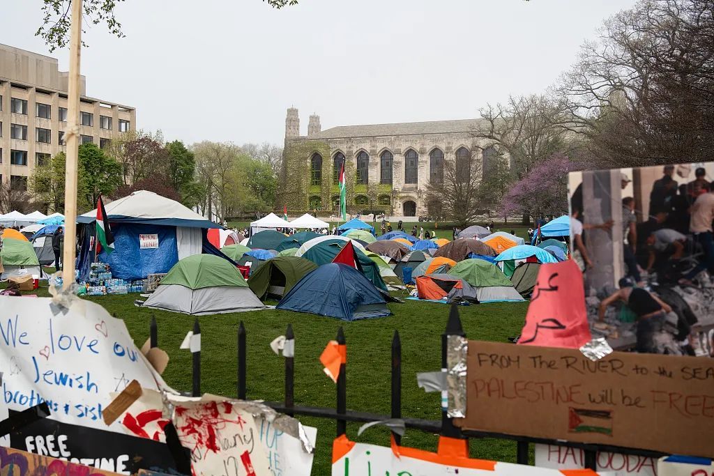 当地时间4月28日，美国埃文斯顿西北大学，越来越多的帐篷出现在亲巴勒斯坦营地。图/视觉中国