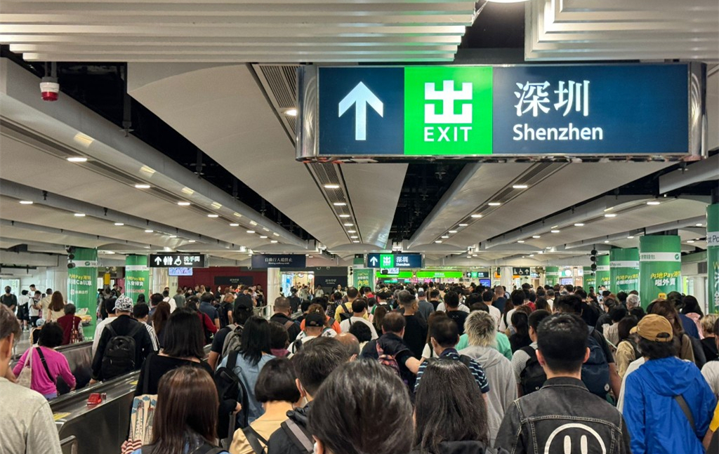 复活节假期期间，旺角街头行人疏落 图源：东网