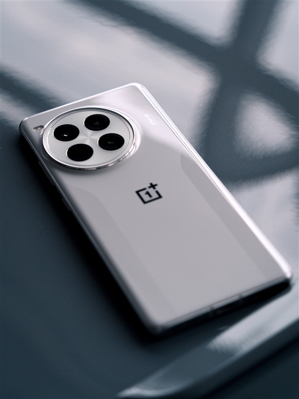 一加Ace 3 Pro陶瓷版真机照公布:同档唯一陶瓷性能手机
